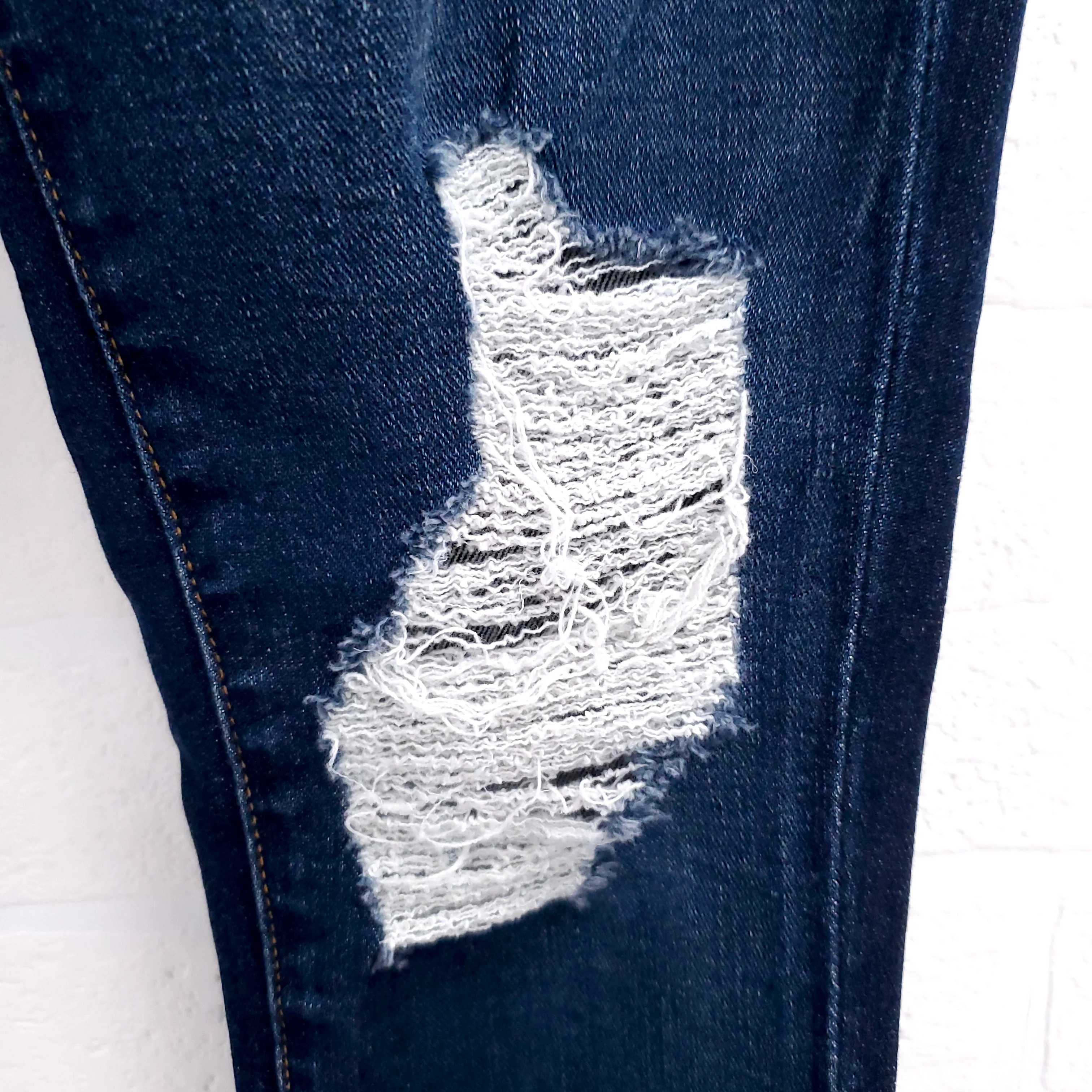 FRAME MID RISE DISTRESSED SKINNY JEANS - SIZE 24 - Image 4